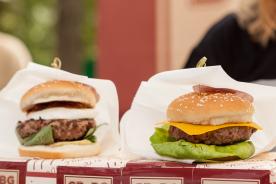 Гамбургеры в пакете из жиронепроницаемой бумаги